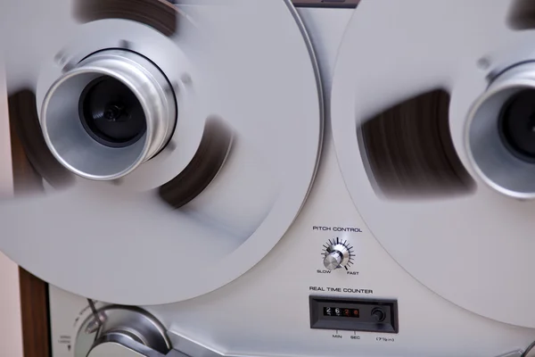 Carretes de metal abiertos con cinta para grabación de sonido profesional — Foto de Stock