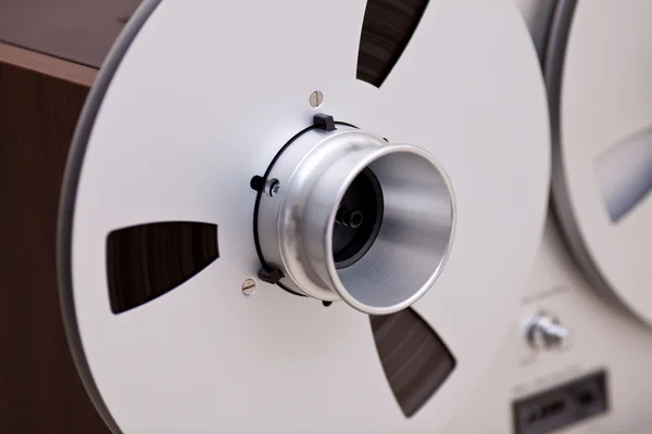 Otevřené kovové cívky s páskou pro profesionální záznam zvuku — Stock fotografie