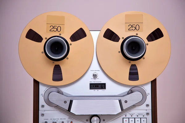 Stereoweergave (analoog) open reel tape deck recorder — Stockfoto