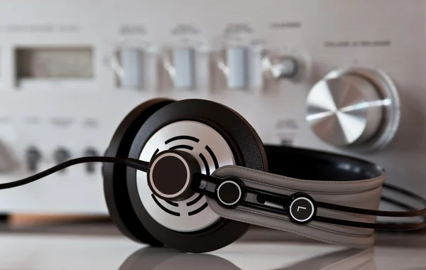 Amplificatore stereo vintage con cuffie — Foto Stock