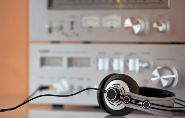 Vintage Stereo-Verstärker mit Kopfhörer — Stockfoto