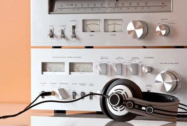 Kulaklıklarla Vintage stereo amplifikatör — Stok fotoğraf