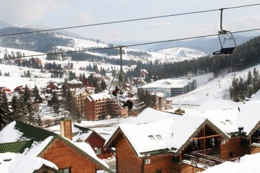 Teleferik dağlarında kış Asansör kayakçılar için