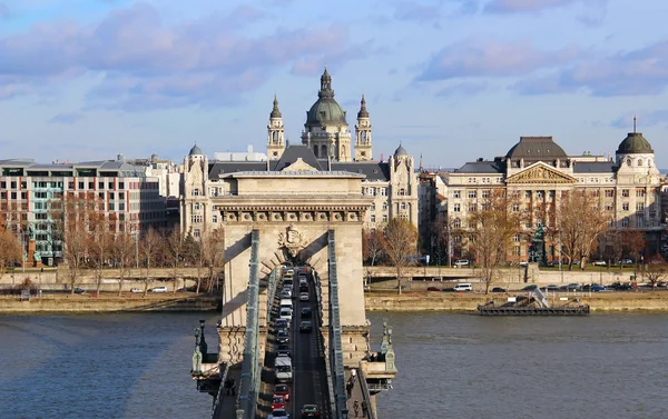 Most łańcuchowy i Bazyliki Świętego Stefana w budapest, Węgry — Zdjęcie stockowe