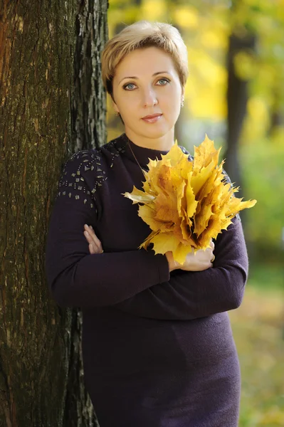 A mulher no parque de outono — Fotografia de Stock