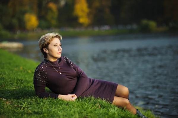 Žena na břehu rybníka — Stock fotografie