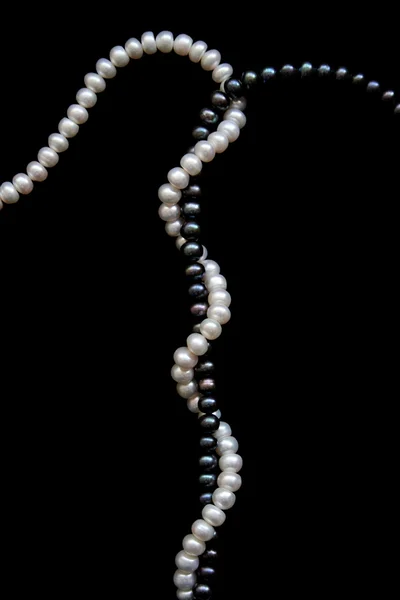 Białe i czarne perły na czarny aksamit — Zdjęcie stockowe
