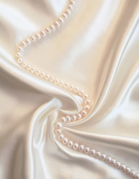 真珠の滑らかなエレガントな白い絹 — ストック写真