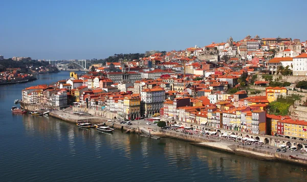 Portugal. Ciudad de Oporto. Vista del terraplén del río Duero — Foto de Stock