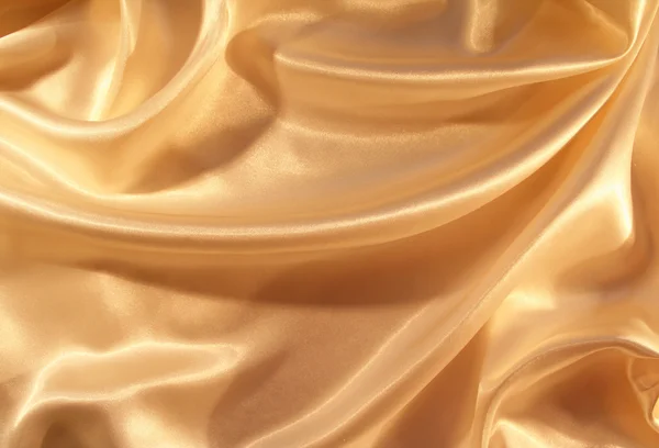 Hladké elegantní zlaté hedvábí jako pozadí — Stock fotografie