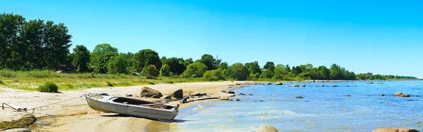 Boat on the bank of a gulf — Stock Photo, Image