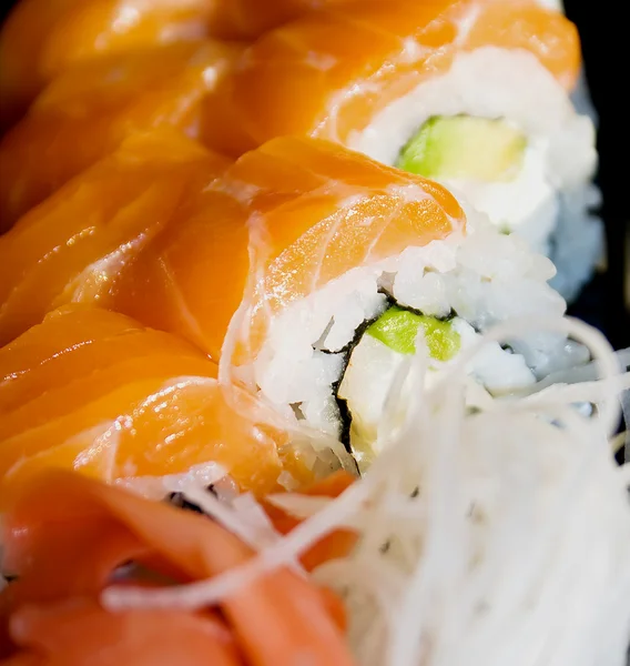 Japansk sushi med lax och avokado — Stockfoto