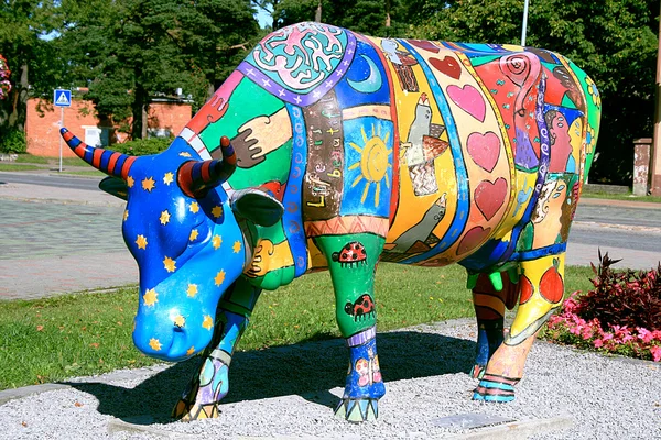 Een handgemaakte gekleurde metalen koe — Stockfoto