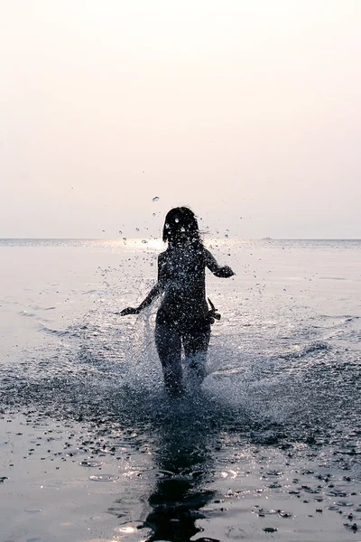 Chica salpicando en el agua del mar Báltico —  Fotos de Stock
