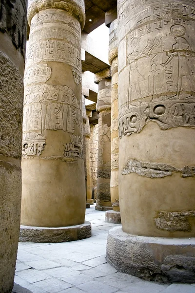 Säulen mit Hieroglyphen in Karnak — Stockfoto