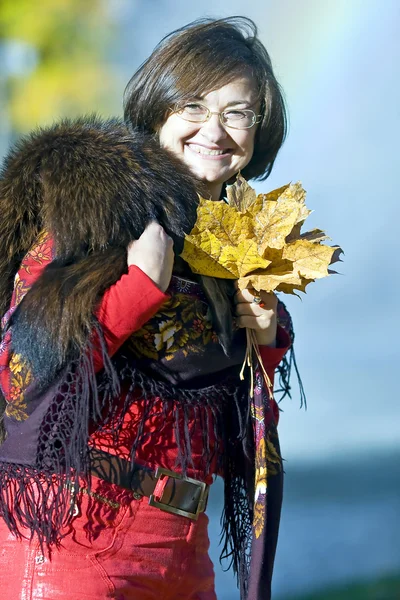 Ευτυχισμένος όμορφη κυρία με τα Φθινοπωρινά φύλλα — Φωτογραφία Αρχείου