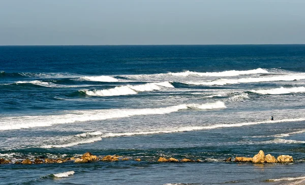 Einsamer Surfer im Mittelmeer — Stockfoto