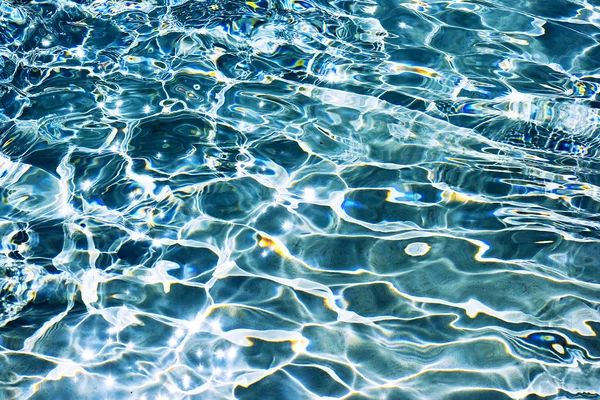 Бірюзова прозора вода — стокове фото