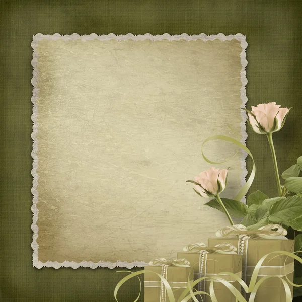 Régi képeslapos a gratuláció rózsákkal és ajándékok — Stock Fotó