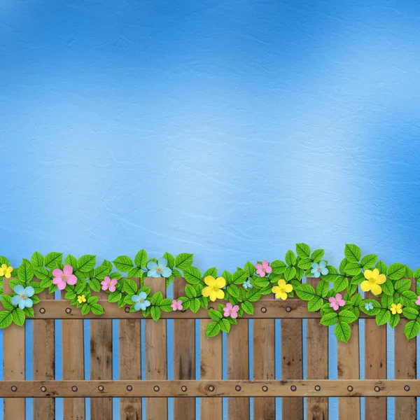 Dřevěný plot s květinový věnec na abstraktní pozadí — Stock fotografie