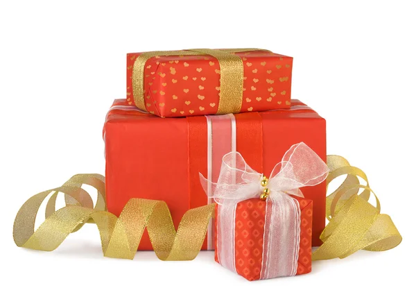Cajas de regalo navideñas decoradas con lazos y cintas aisladas en w —  Fotos de Stock