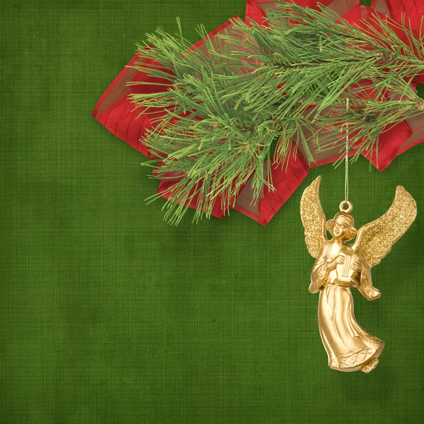 Angel vánoční visí na větvi borovice. — Stock fotografie