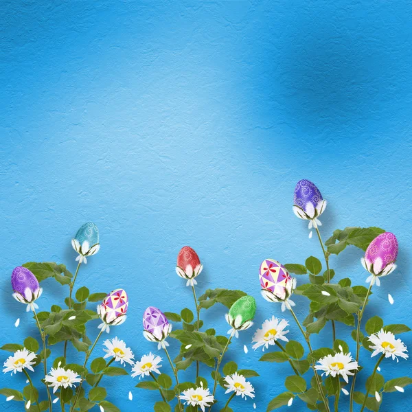 Pastell Hintergrund mit bunten Eiern und Blumen zu feiern — Stockfoto