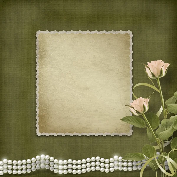 Postal antigua vintage para felicitar con rosas y perlas —  Fotos de Stock