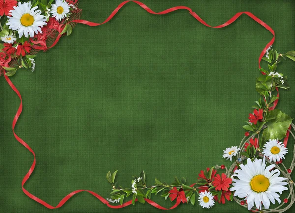 Moldura de papel com buquê bonito floral no fundo verde — Fotografia de Stock