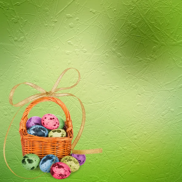 イースターを祝うために色とりどりの卵とパステルの背景 — ストック写真