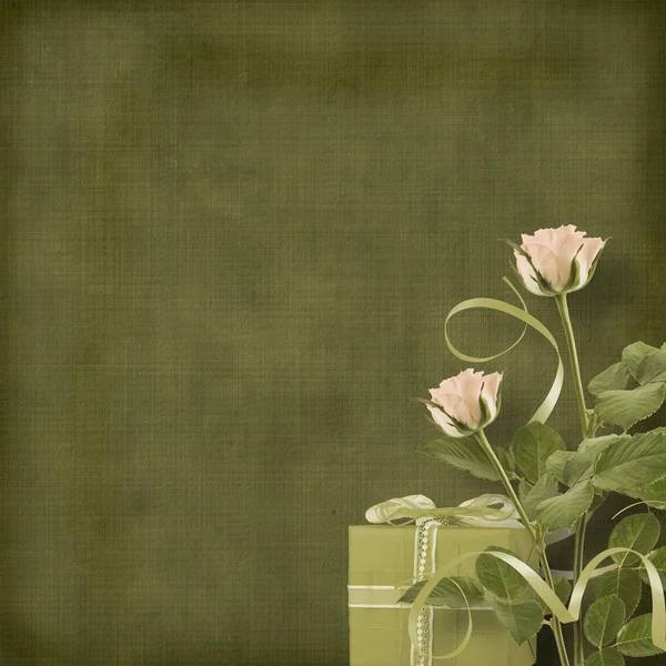 Vintage pohlednice k blahopřání s růžemi a dary — Stock fotografie