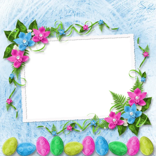 Пастельный фон с цветными яйцами и орхидеями для празднования Eas — стоковое фото