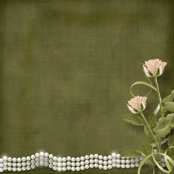 Cartão postal velho vintage de congratulação com rosas e pérolas — Fotografia de Stock