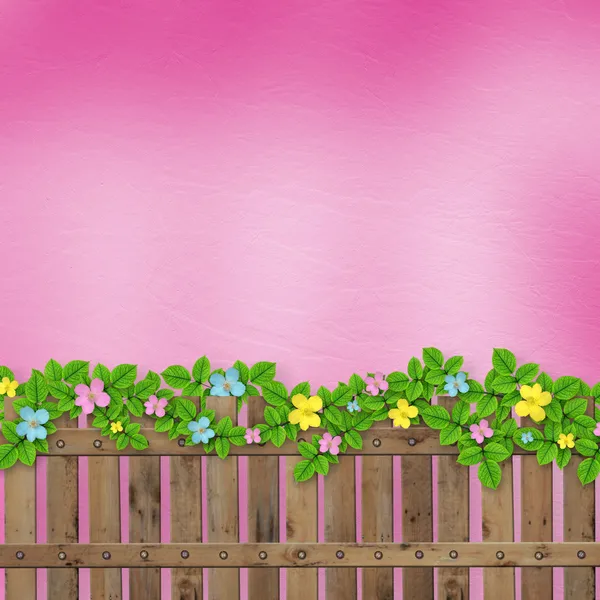 Holzzaun mit einer Blumengirlande auf dem abstrakten Hintergrund von — Stockfoto