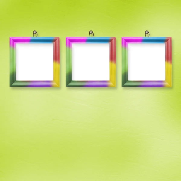 Veelkleurige heldere frames opknoping op de abstracte pastel backgr — Stockfoto