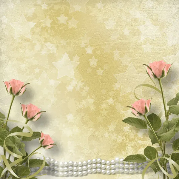 Винтажная старая открытка для поздравления с розами и жемчугом — стоковое фото
