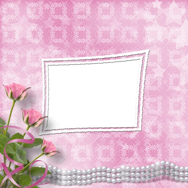 Vieille carte postale vintage pour féliciter avec des roses et des perles — Photo