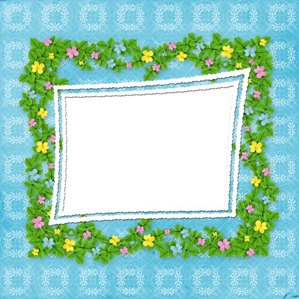 กรอบแกะสลักด้วยดอกไม้ garland บนพื้นหลังสีฟ้า — ภาพถ่ายสต็อก
