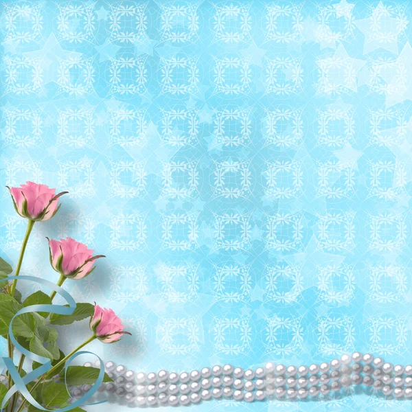Vieille carte postale vintage pour féliciter avec des roses et des perles — Photo