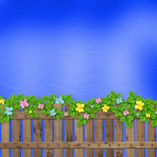 Valla de madera con una guirnalda de flores en el fondo abstracto de — Foto de Stock