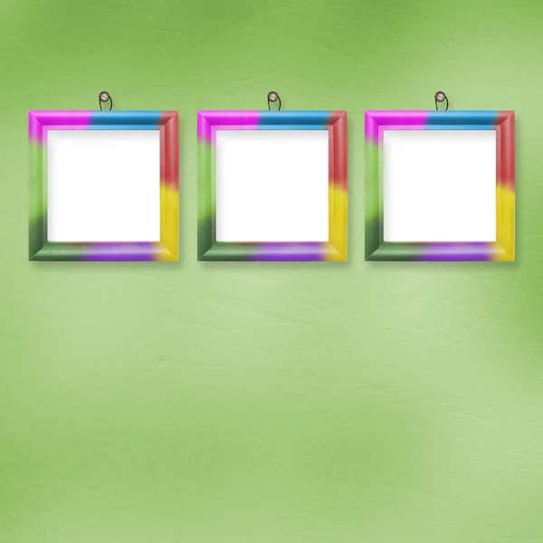 Різнокольорові яскраві рамки, що висять на абстрактному пастельному фоні — стокове фото