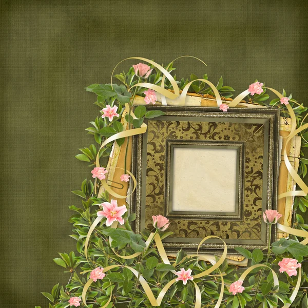 Винтажная открытка для поздравления с розами и лентами — стоковое фото