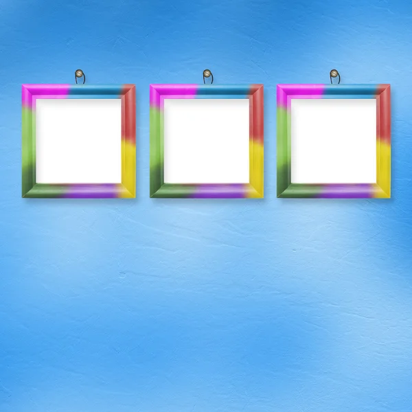 Veelkleurige heldere frames opknoping op de abstracte pastel backgr — Stockfoto