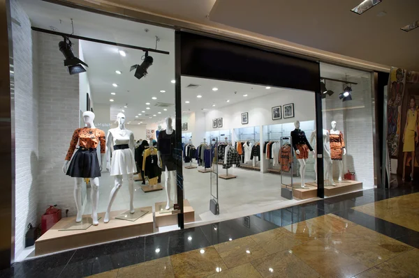 Mostra-janela de uma boutique feminina — Fotografia de Stock