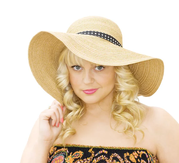 La moda veraniega - la mujer con el sombrero de paja — Foto de Stock