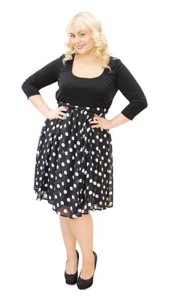 Chique in polka dots jurk - mooie vrouw die lacht — Stockfoto