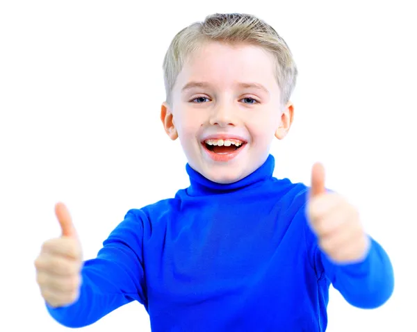 Porträtt av en leende söt liten pojke gestikulerande tummen upp skylt mot whit — Stockfoto