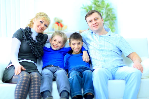 Retrato de uma família sorridente em casa — Fotografia de Stock