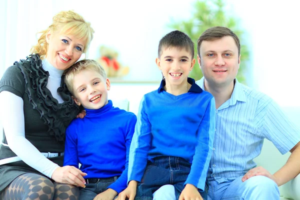 Portret van een glimlachende familie thuis — Stockfoto