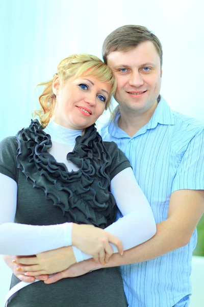 Reife Frau umarmt ihren Mann zu Hause — Stockfoto